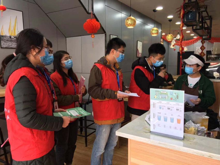 3.13英德市市場監(jiān)督管理局志愿服務(wù)隊(duì)開展愛護(hù)環(huán)境、筑牢抗疫防線活動(dòng) (2).jpg